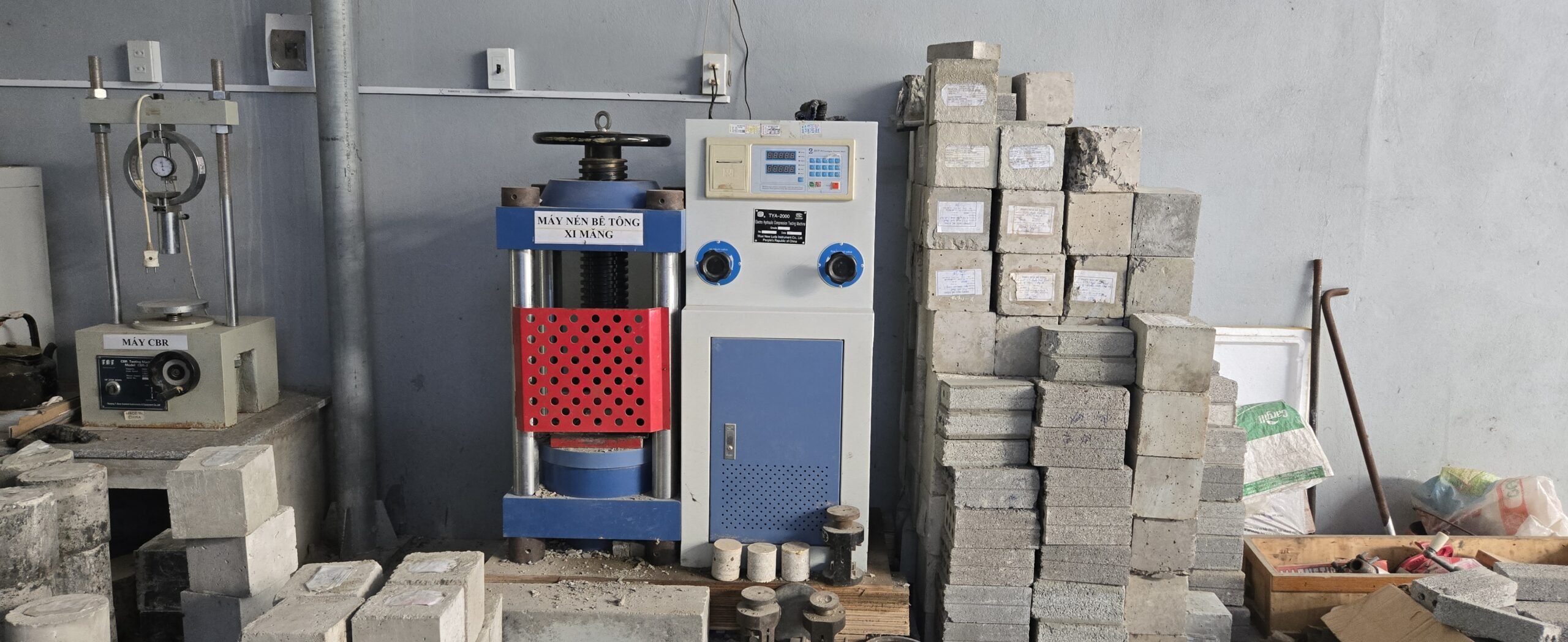 Biển hiệu & Trụ sở PTN LAS-XD 1749